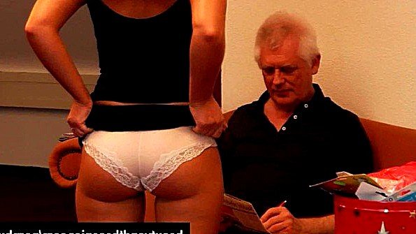 девушка с красивыми сиськами между сиськами
